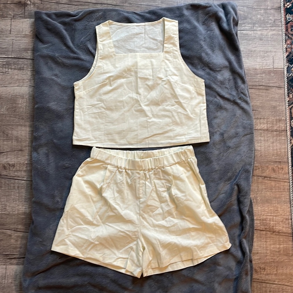 Crop top and high waisted shirt set. Size large.